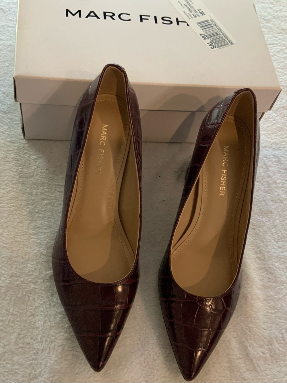 Marc Fisher Croc-Embossed Pointed Toe Pump in Burgundy size 7.5m.  SKU 3128